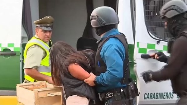 امرأة تنتزع سلاح شرطي وتطلق النار 