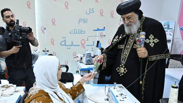 البابا تواضروس يزور مستشفى بهية.. ويدعو لتعزيز الت