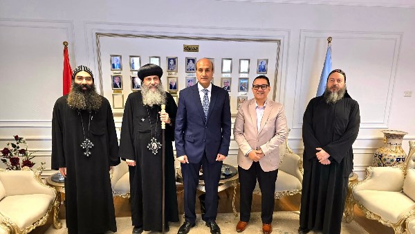 الأنبا بيجول يزور ديوان عام محافظة أسيوط
