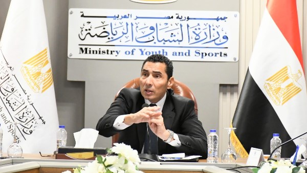 لمناقشة مديونيات المرافق.. وزير الشباب يعقد اجتماعًا مع الأن