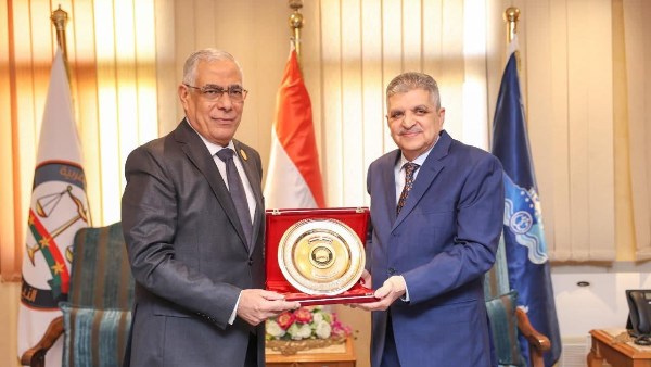 النائب العام يزور نيابة استئناف الإسماعيلية ويلتقي أعضاء النيابة والعاملين بها