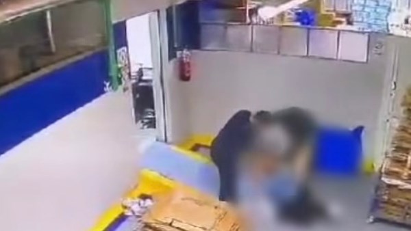 فيديو يوثق سحل زوج لزوجته داخل مستشفى 