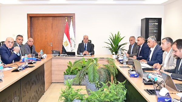 أعمال صيانة بوابات أفمام الترع والمنشآت المائية 