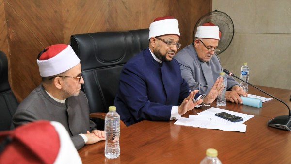 أمين البحوث الإسلامية يجتمع بأعضاء لجنة مراجعة طباعة المصحف ويشدِّد على صون كتاب الله وتعزيز الرقابة على أعمال طباعته