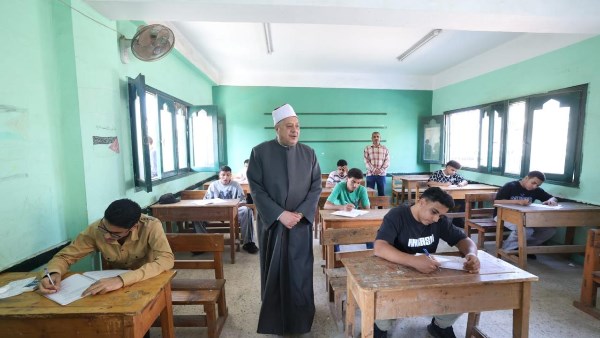 الشيخ أيمن عبدالغني يتابع الامتحانات ميدانيًا وإلكترونيًا 