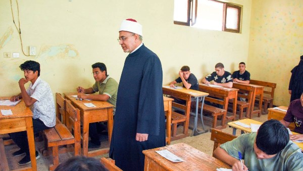 دعمًا للطلاب ورفعًا لمعنوياتهم..."داود" يتفقد لجان الثانوية 
