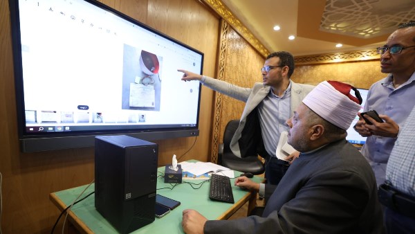 غرفة عمليات المعاهد الأزهرية تتابع حالة طالبة وضعت مولودها أ