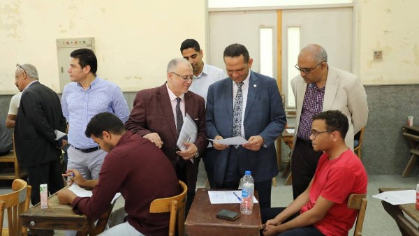 نائب رئيس جامعة الأزهر يتابع سير الامتحانات بعلوم 