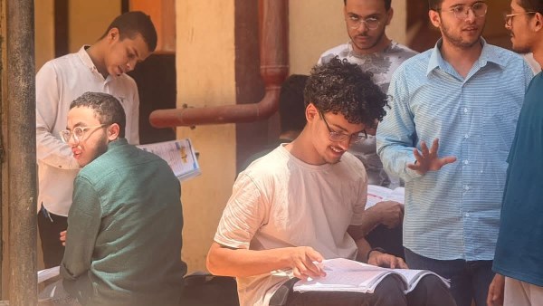 طلبة الثانوية الازهرية يراجعون مادة النحو قبل الامتحان