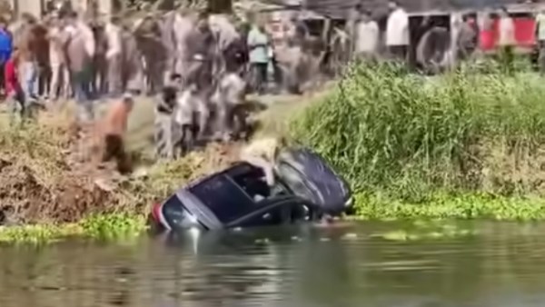 لحظة استخراج الضحايا من السيارة 