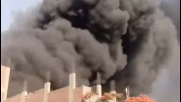 الدخان ملأ السماء.. حريق هائل يلتهم مركز صيانة سيارات في مني