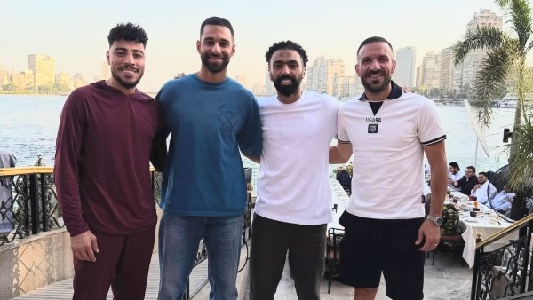 حسين الشحات برفقة لاعبي الاهلي 