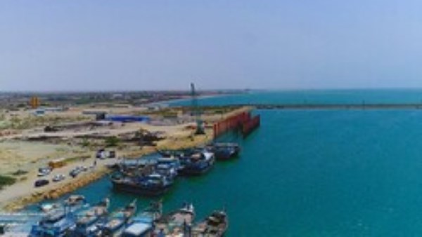 مسئول إيراني يؤكد عدم تضرر ميناء سيريك جراء الضربة الأمريكية