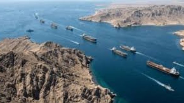 مسؤول أمريكي يُرجح: مرور شحنات النفط عبر مضيق هرمز خلال شهر أو شهرين