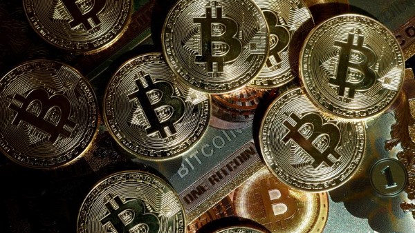 "بيتكوين" تتراجع قرب أدنى مستوى في شهرين بفعل التوترات الجيوسياسية واستمرار الضغوط البيعية
