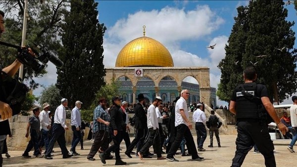 مستوطنون يقتحمون باحات المسجد الأقصى المبارك بحماية شرطة الاحتلال الإسرائيلي