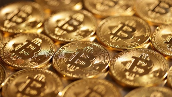 "بيتكوين" تمحو مكاسبها الأخيرة وتهبط لـ61 ألف دولار بفعل توت