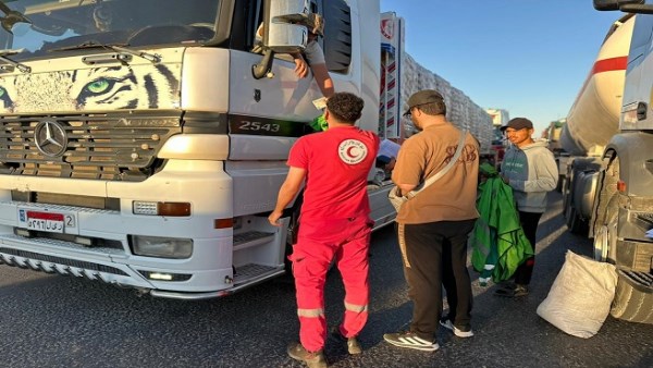 قافلة المساعدات الإنسانية الـ213 تدخل إلى الفلسطينيين في قطاع غزة