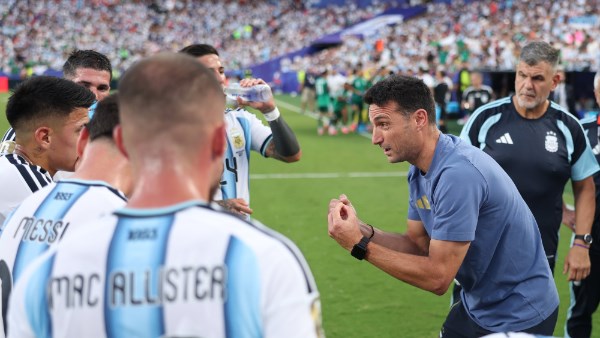 مدرب منتخب الأرجنتين : ما يقدمه ميسي مذهل