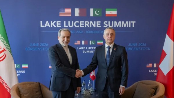 وزير الخارجية السويسري يلتقي نظيره الإيراني
