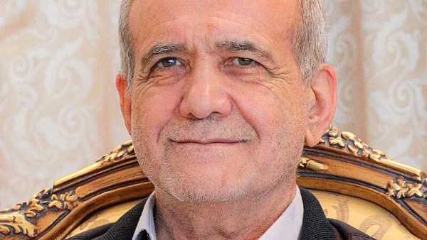 الرئيس الايراني يصل إلى إسلام آباد في زيارة رسمية