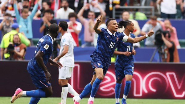 تألق مبابي وسط العاصفة.. فرنسا تهزم العراق 3-0 وتتأهل لدور الـ 32 بالمونديال