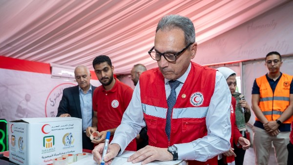 الهلال الأحمر المصري يطلق قافلة مساعدات "من المرأة المصرية إلى شقيقتها الفلسطينية" لدعم أهالي غزة