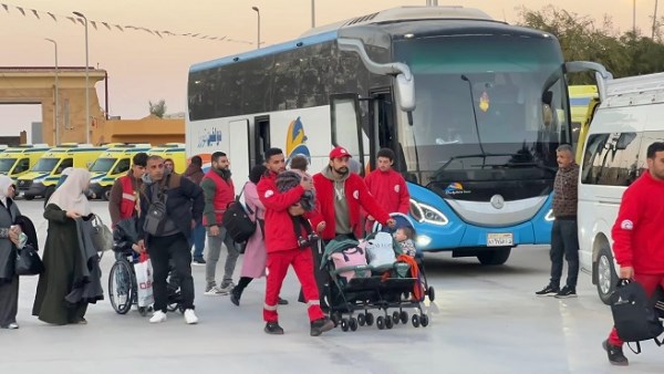 معبر رفح البري يستقبل دفعة جديدة من العائدين الفلسطينيين لقطاع غزة