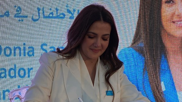 شاهد.. دنيا سمير غانم تبكي في احتفالية تعيينها سفي