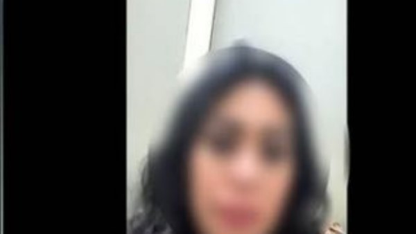 المذيعة 