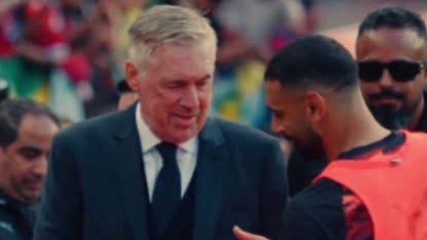 لقطة مميزة بين محمد صلاح وأنشيلوتي في مباراة البرازيل ومصر