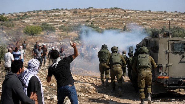 تقارير فلسطينية : إصابات في اشتباكات مع مستوطنين هاجموا قرية شمال رام الله تقارير فلسطينية : إصابات في اشتباكات مع مستوطنين هاجموا قرية شمال رام الله