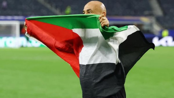 العميد حسام حسن يرفع علم فلسطين 