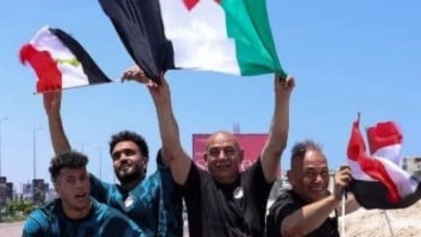 العميد حسام حسن يرفع علم فلسطين 