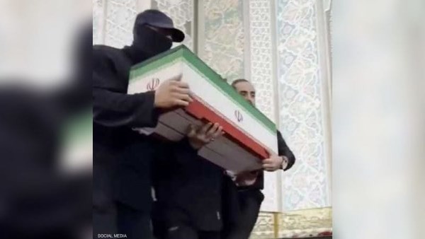 كشف هوية الرجل المقنع في جنازة علي خامنئي