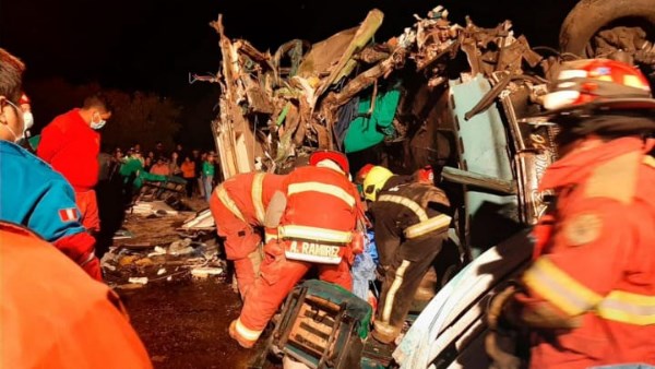 5 قتلى و16 مصابا في تصادم مروع بين حافلتين جنوب بيرو