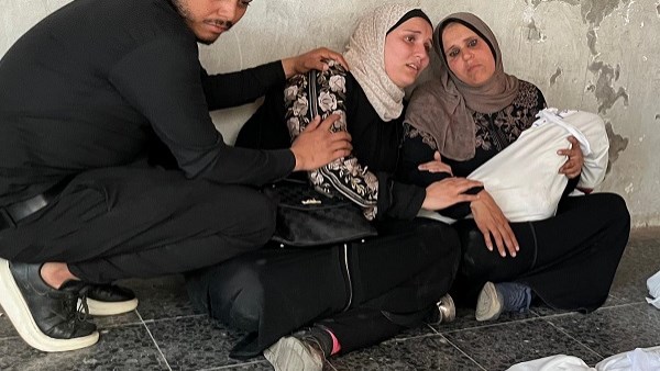 استشهاد فلسطينيين أحدهما طفلة