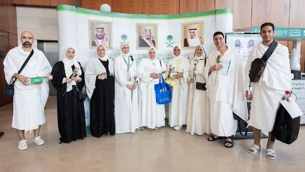 الدفعة الأولى من ضيوف برنامج خادم الحرمين للعمرة والزيارة تعود إلى بلدانهم الدفعة الأولى من ضيوف برنامج خادم الحرمين للعمرة والزيارة تعود إلى بلدانهم