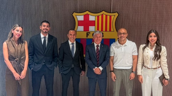 الأهلي يواجه برشلونة