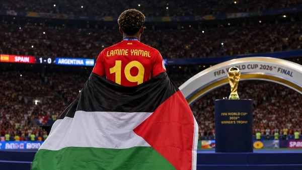 لامين يامال بالعلم الفسطيني في احتفال الفوز بكأس العالم