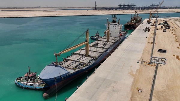  ميناء السخنة ينطلق تشغيليًا باستقبال أولى سفن "ترانس كارجو"