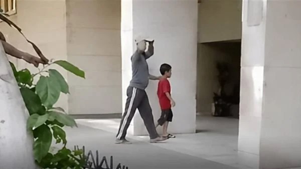 عم مصطفى مع نجله