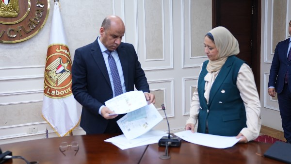 رداد يراجع عقود عمل قبل تسليمها الشباب استعدادا للسفر إلى لبنان رداد يراجع عقود عمل قبل تسليمها الشباب استعدادا للسفر إلى لبنان