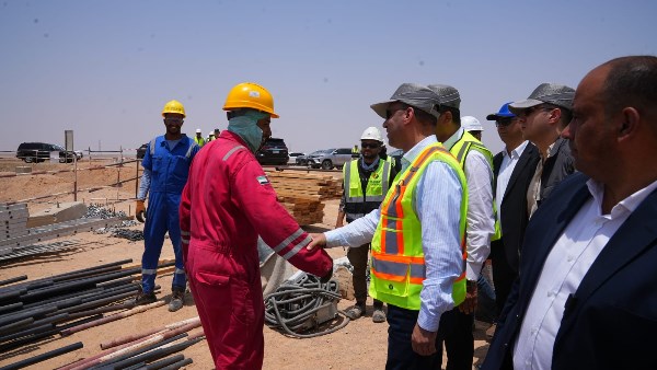وزير العمل خلال الزيارة 