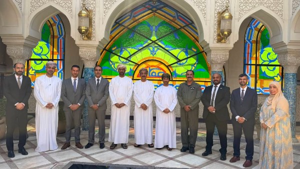 السفير الرحبي في وداع دبلوماسيي السفارة العمانية 