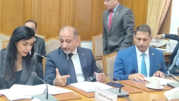 مهند العكلوك، والسكرتير الأول ريهام البرغوثي خلال أعمال الدورة 