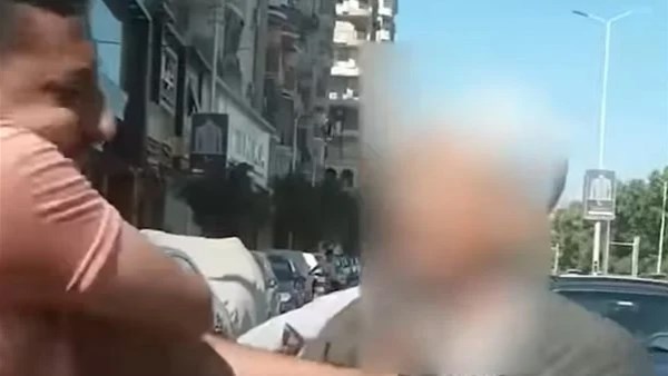 عدمـ ـوه من الضـ ـرب.. القصة الكاملة لتحـ ـرش مسن بفتاة داخل ميكروباص بسوهاج