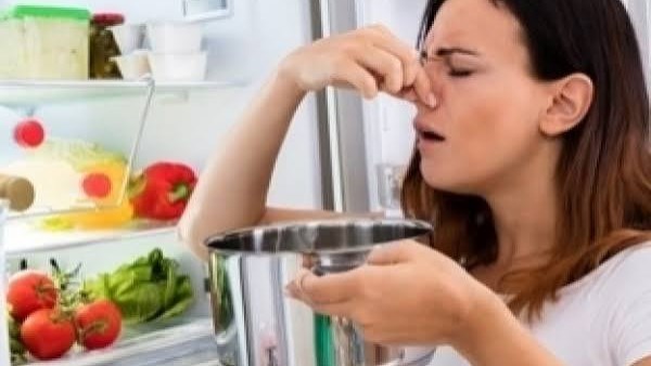 خطوات بسيطة للتخلص من رائحة الثلاجة الكريهة نهائيًا  