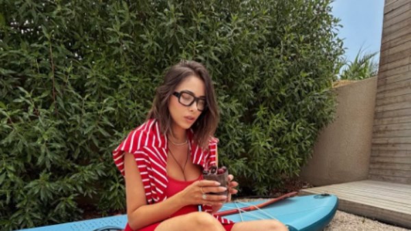 دانييلا رحمة بإطلالة جريئة مع الكرز.. لوك يخطف الأنظار ويشعل السوشيال ميديا  