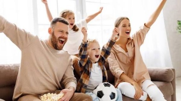 كيف تحمي أطفالك أثناء مشاهدة المباراة؟ نصائح لتجنب السهر والإفراط في الوجبات السريعة 